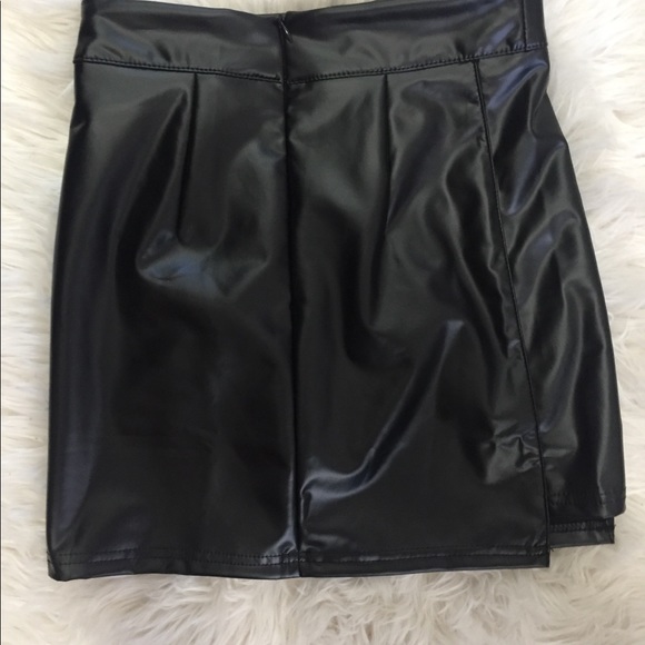NEVER WORN FAUX LEATHER SKIRT - Picture 2 of 2